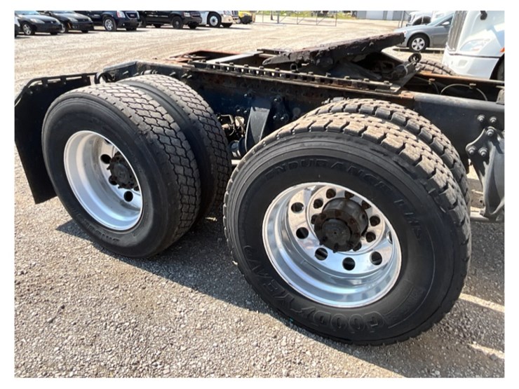 2016-freightliner-ca113-daycab-image-11