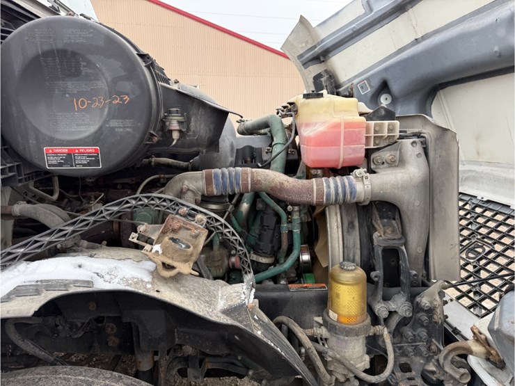 2011-volvo-vnl-day-cab-image-17