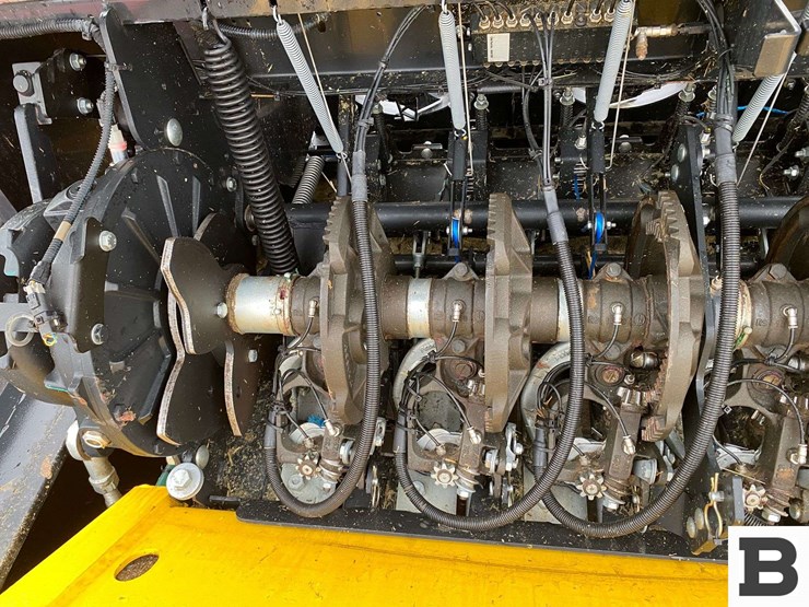 new-holland-340-image-54