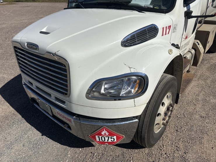 2013-freightliner-m2-106-image-9