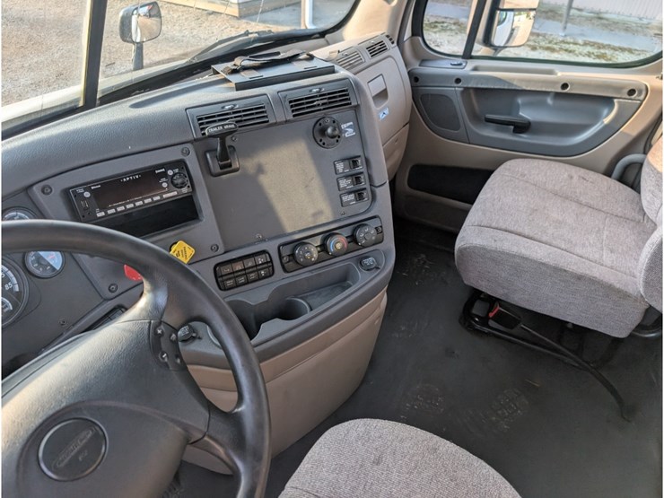 2016-freightliner-ca113-day-cab-image-21
