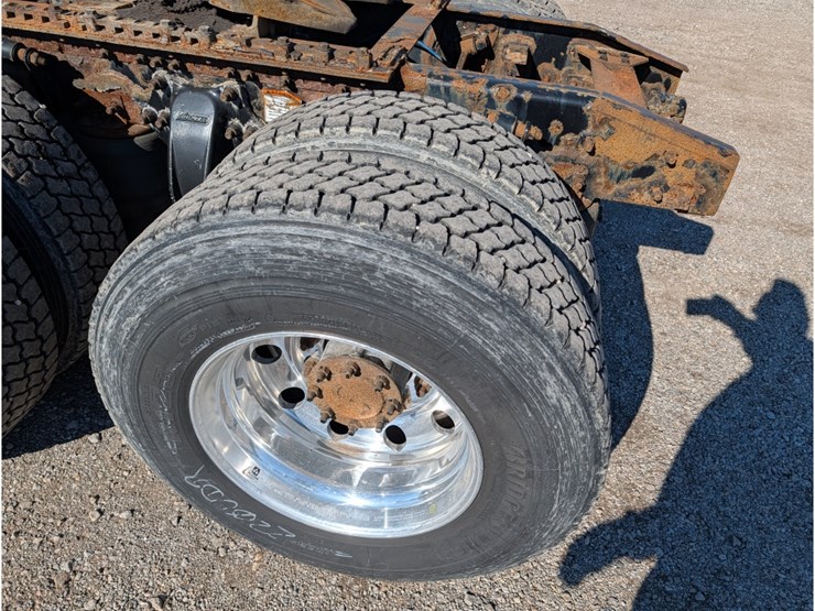 2013-freightliner-columbia-day-cab-image-11