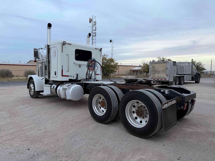2016-peterbilt-389-image-2