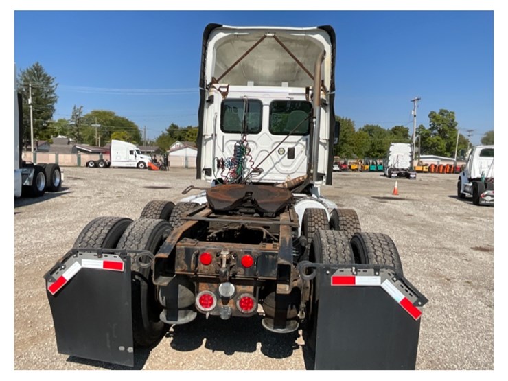 2016-freightliner-ca113-daycab-image-15