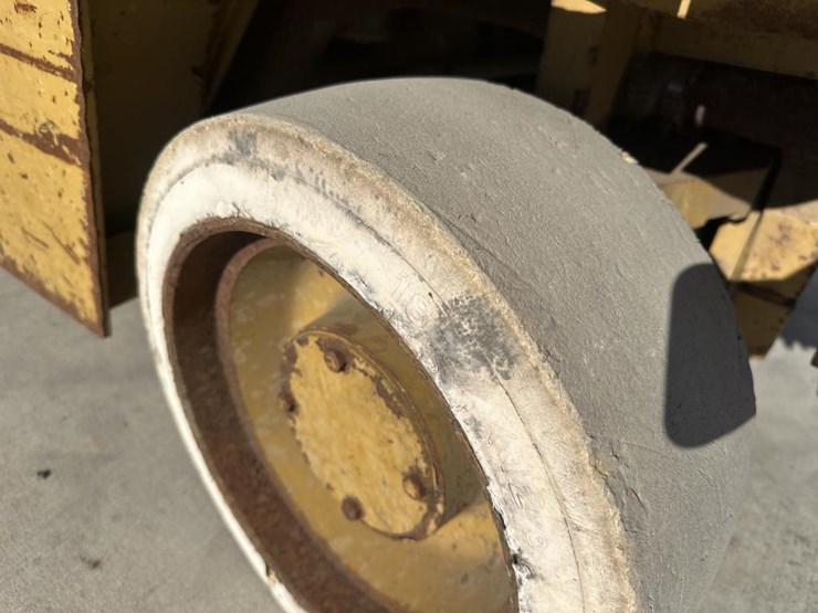 caterpillar-t80d-image-36