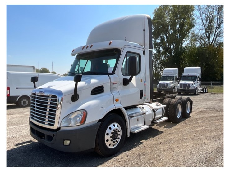 2016-freightliner-ca113-daycab-image-1
