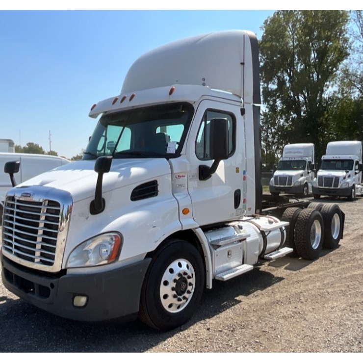 2016 Freightliner CA113 Daycab