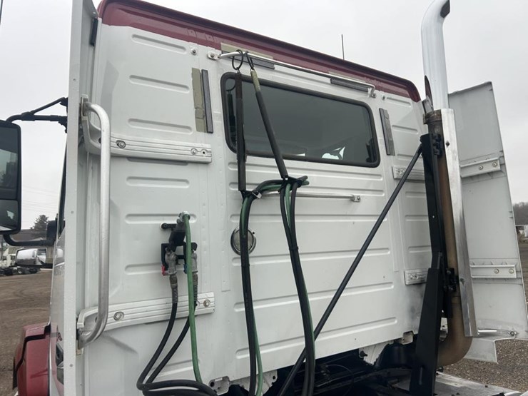 #1676-•-2015-volvo-vnl-day-cab-truck-tractor-image-10