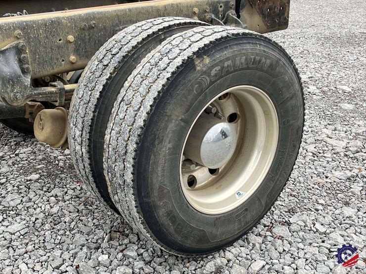 2013-freightliner-m2-s/a-cab-&-chassis-image-8