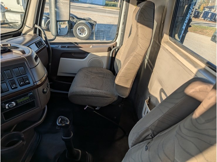 2014-volvo-vnl-day-cab-image-23