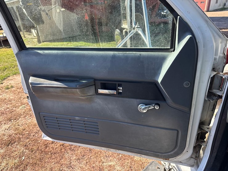 2001-chevy-c6500-truck-image-32