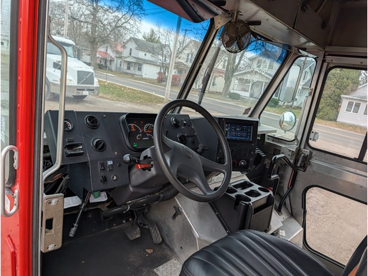 2017-freightliner-mt55-image-12