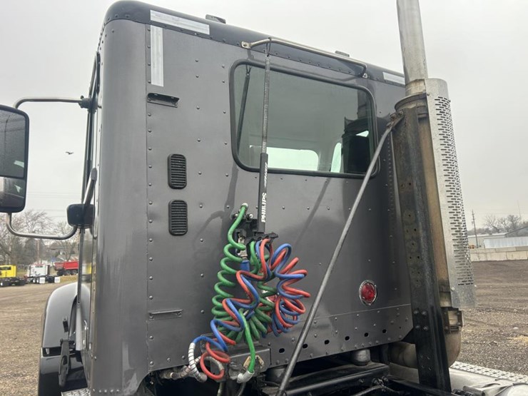 #1675-•-2016-freightliner-harrison-glider-kit-day-cab-truc-image-20