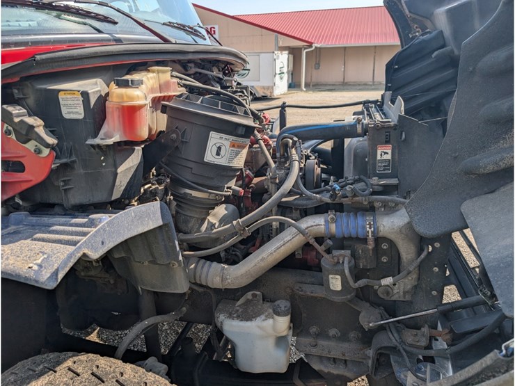 2015-freightliner-m2-106-image-15