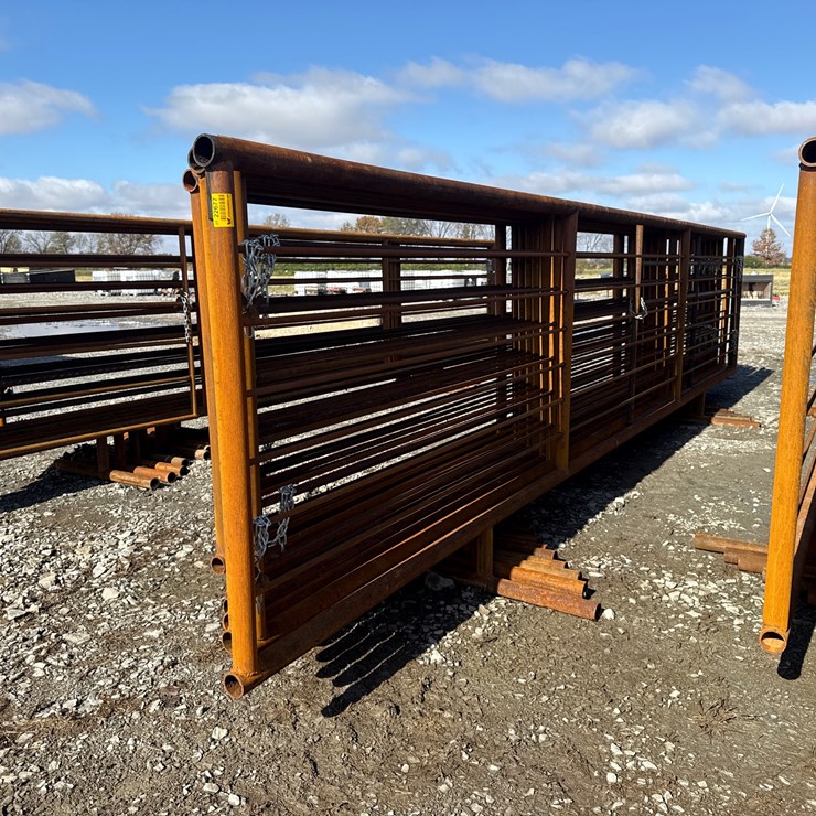 #22677 • (9) Cattle Panels & (1) Gate