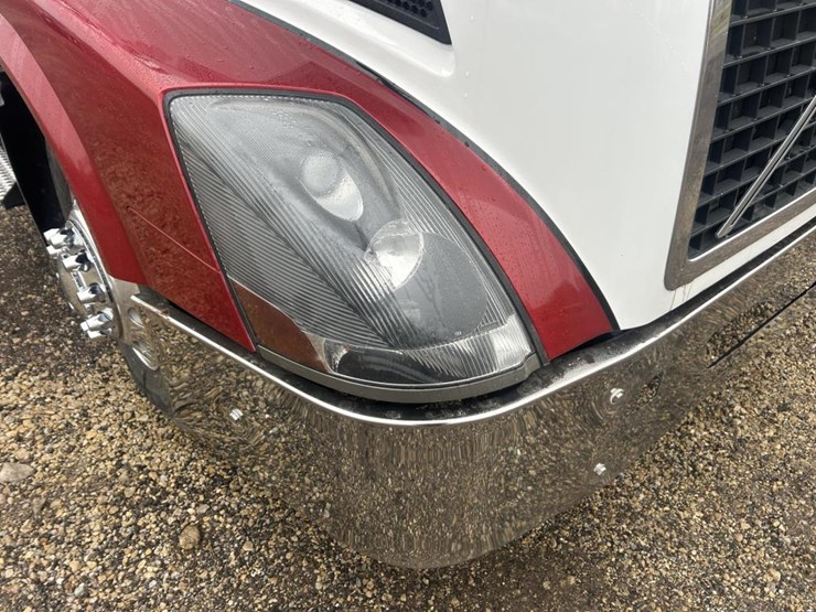 #1676-•-2015-volvo-vnl-day-cab-truck-tractor-image-11