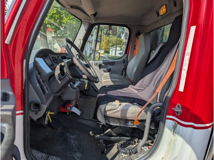 2015-freightliner-m2-106-image-19