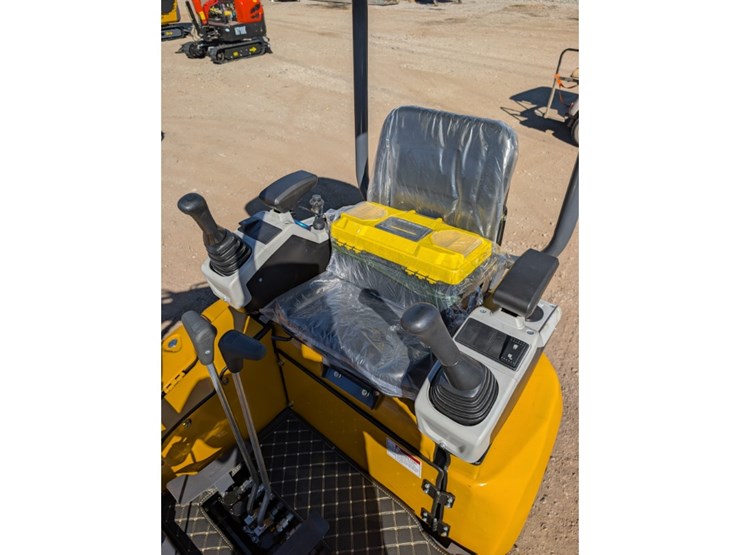 cfg-qk18r-mini-excavator-w/-hydraulic-thumb-image-12