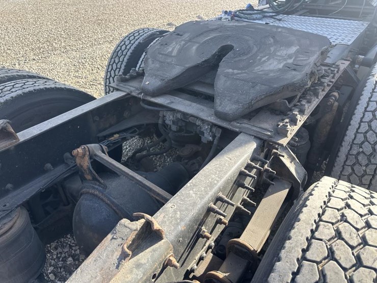 2011-volvo-10-image-20