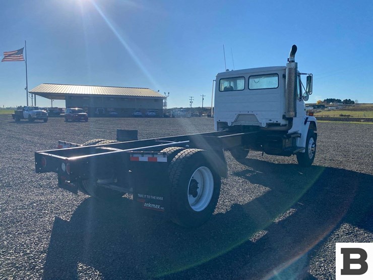 2002-freightliner-fl70-image-6