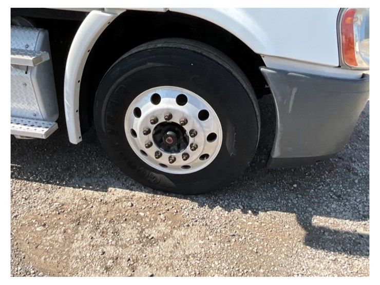 2016-freightliner-ca113-daycab-image-9