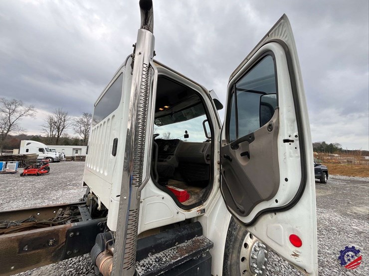 2013-freightliner-m2-s/a-cab-&-chassis-image-45