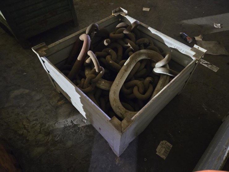 #3401-•-steel-crate-w/-misc.-heavy-duty-chains-image-3