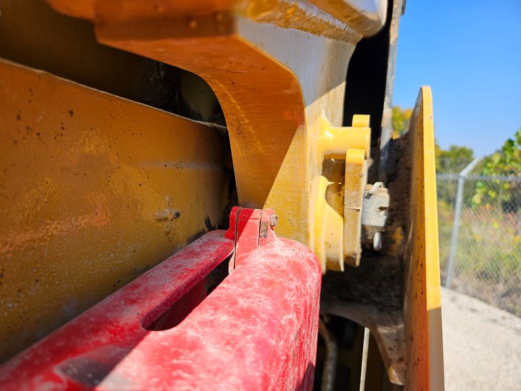 2023-caterpillar-299d3-image-86