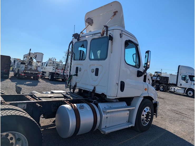 2013-freightliner-columbia-day-cab-image-5