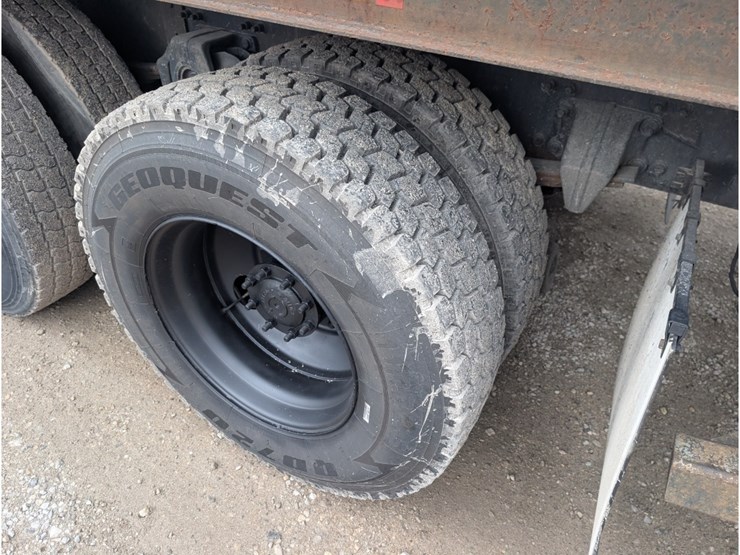 2005-freightliner-columbia-flatbed-w/-moffett-hookup-image-13