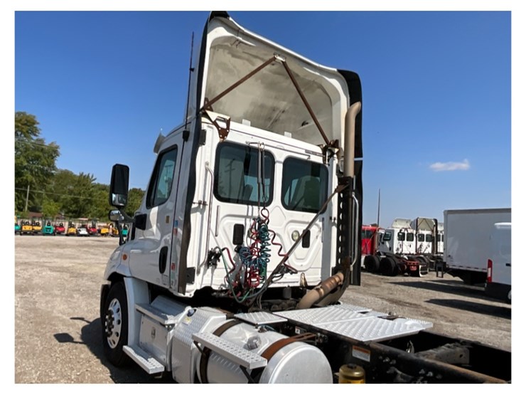 2016-freightliner-ca113-daycab-image-17