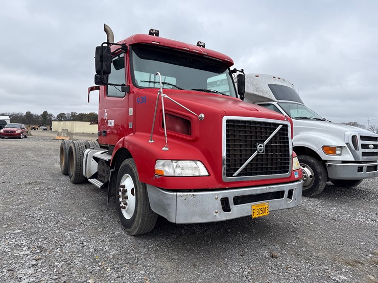 2011-volvo-10-image-2