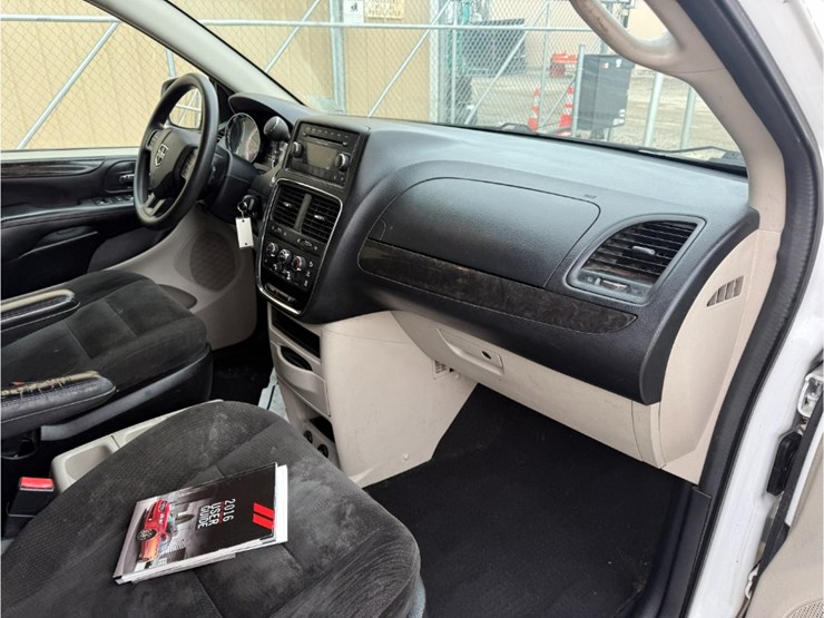 2016-dodge-grand-caravan-image-23