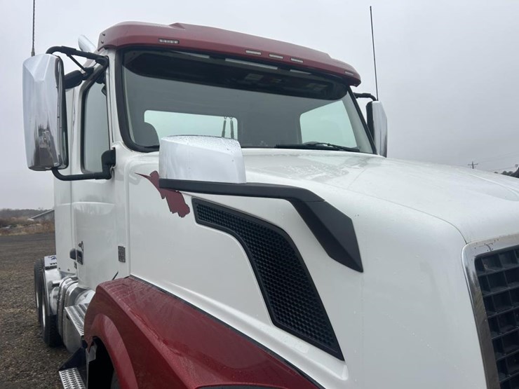 #1676-•-2015-volvo-vnl-day-cab-truck-tractor-image-12