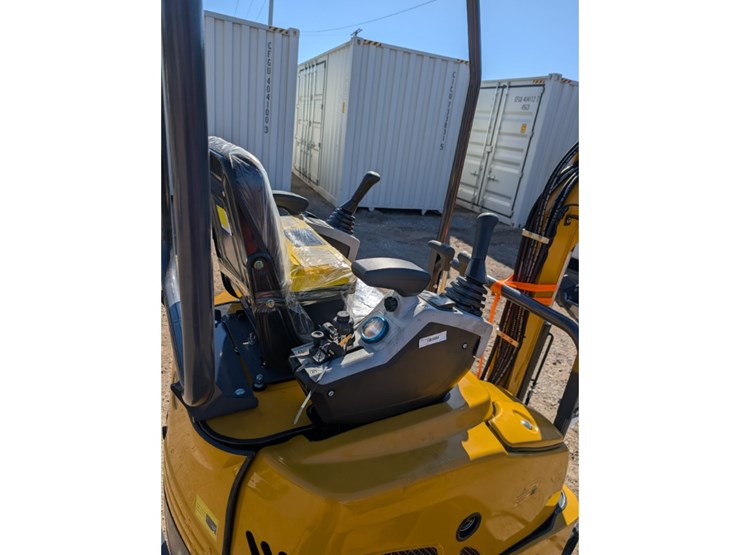 cfg-qk18r-mini-excavator-w/-hydraulic-thumb-image-9