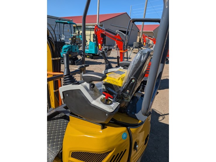 cfg-qk18r-mini-excavator-w/-hydraulic-thumb-image-10