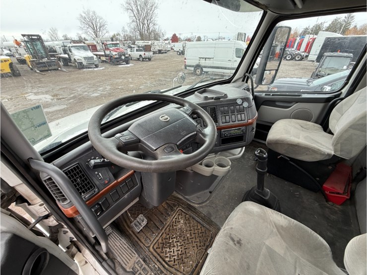 2011-volvo-vnl-day-cab-image-19