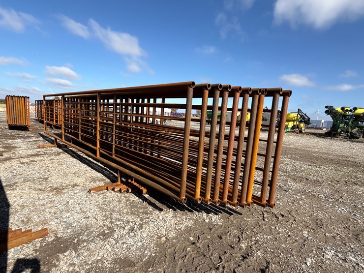 #22675-•-(9)-cattle-panels-&-(1)-gate-image-4