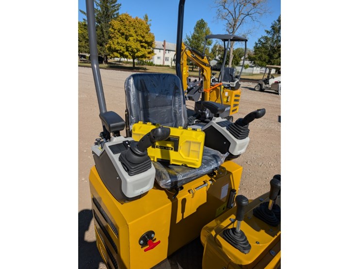 cfg-mx12rx-mini-excavator-w/-mechanical-thumb-image-8