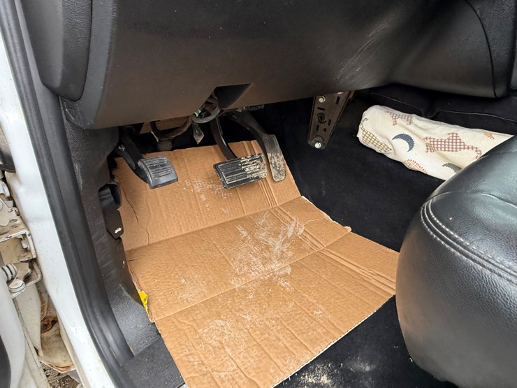 2012-chevrolet-suburban-image-26