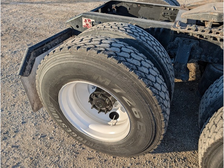 2015-volvo-vnl-day-cab-image-7