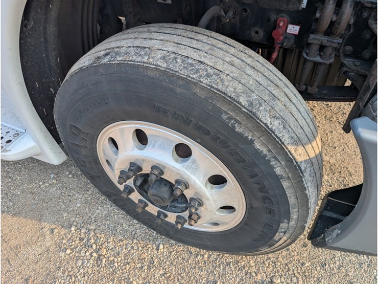 2016-freightliner-ca113-day-cab-image-13