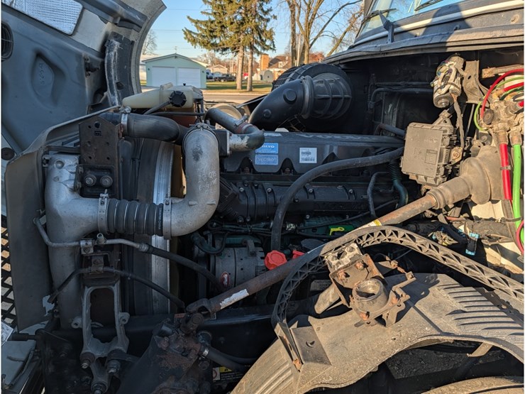 2014-volvo-vnl-day-cab-image-18