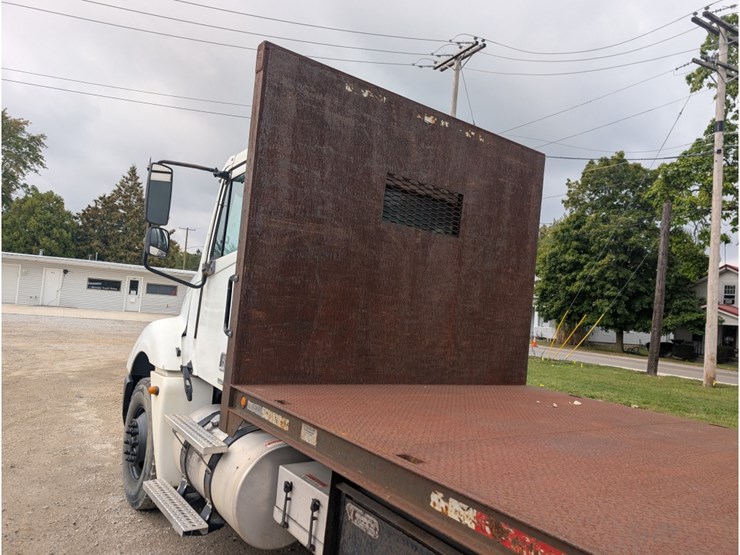 2005-freightliner-columbia-flatbed-w/-moffett-hookup-image-16
