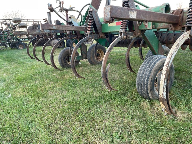 farmhand-soil-saver-13-shank-disc-chisel-image-13