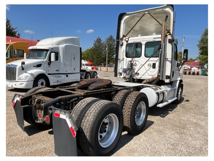 2016-freightliner-ca113-daycab-image-13