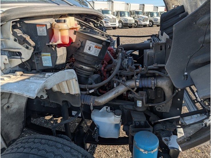 2016-freightliner-m2-day-cab-image-13