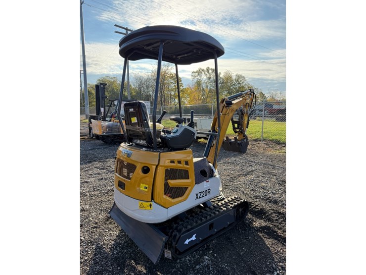 cfg-xz20r-mini-excavator-w/-mechanical-thumb-image-3