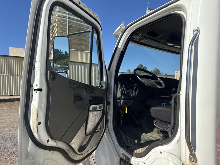 2013-freightliner-m2-106-image-33