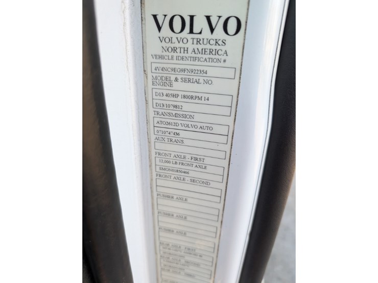 2015-volvo-vnl-day-cab-image-30